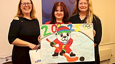 Zleva: Jindra Zalabáková, Eli�ka Strnadová a u�itelka Martina Chládková...