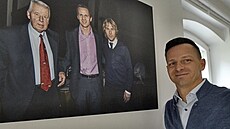 Teplický �éf Rudolf �epka u fotografie, na ní� je s dr�iteli Zlatého mí�e...