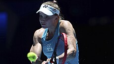 Jelena Rybakinová z Kazachstánu v zápase se �pan�lkou Jessicou Bouzasovou...