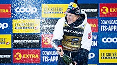 Norský b�ec na ly�ích Johannes Hosflot Klaebo slaví triumf v 2. etap� Tour de...