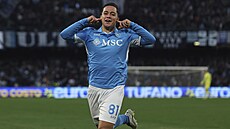 Giacomo Raspadori z Neaploe se raduje z gólu v zápase s Benátkami.