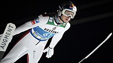 Rakouský skokan na ly�ích Daniel Tschofenig v kvalifikaci závodu Turné �ty�...