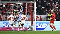 Konrad Laimer (vpravo) z Bayernu Mnichov st�ílí gól v zápase s Lipskem.