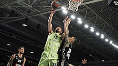 Tomá Satoranský z Barcelony zakonuje na ko Boloni.