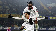 Tijjani Reijnders (dole¨z AC Milán slaví gól v zápase s Veronou.