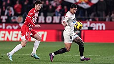 Ladislav Krejí (vlevo) z Girony sleduje, co provede s míem Marcos Andre z...