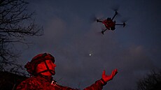 Písluník policie vypoutí malý dron na frontové linii u msta Toreck. (19....