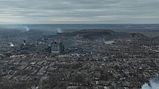 Pohled z dronu ukazuje zni�ené obytné a pr�myslové budovy  pokra�ujícími...