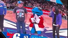 P�edávání dárk� na zápase Charlotte Hornets se p�íli� nepovedlo.