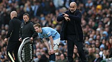 Trenér Manchesteru City Pep Guardiola udílí pokyny svým sv��enc�m v utkání s...