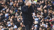 Pep Guardiola, trenér Manchesteru City, se drí za hlavu poté, co jeho tým...