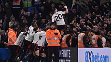 Euforie hrá�� i fanou�k� Fulhamu po vít�zném gólu v zápase s Chelsea.
