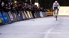 Mathieu Van Der Poel míí pro výhru v závod cyklokrosového seriálu...