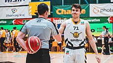 Písecký pivot Martin Svoboda se zdraví s rozhodím.