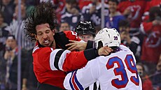 Brenden Dillon (vlevo) z New Jersey Devils a Sam Carrick z New York Rangers se...