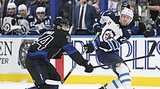 Nikolaj Ehlers (vpravo) z Winnipeg Jets p�ihrává v zápase s Toronto Maple Leafs...