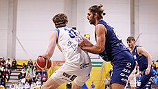 Adam Pecháek (vpravo) z Dína brání Deana Keelera z Olomoucka.