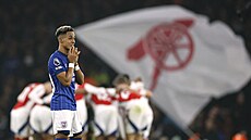 Omari Hutchinson v Ipswich Town se sna�í soust�edit na zápas s Arsenalem.