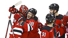 Jacob Markström (25) a Ond�ej Palát (18) slaví výhru New Jersey Devils nad New...