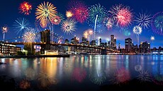 Jedna z nejkrásn�j�ích vyhlídek na p�lno�ní   oh�ostroje je i z Brooklynského...