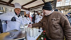 Pra�ský primátor Bohuslav Svoboda (ODS) rozléval rybí polévku pot�ebným a...