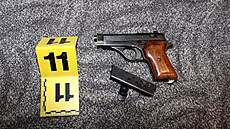 Mu� m�l doma ve Sta�kova zbra�, dal�ích 22 u své známé. Policisté mu je...