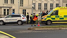 Sráka sanitky s osobním autem v Plzni se obela bez zranní. (20. prosince...