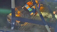 Kontejnerová lo� Amnah se p�evrátila v tureckém p�ístavu Ambarli