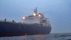 Tanker Eagle S podez�elý z p�eru�ení elektrického kabelu Estlink 2 mezi Finskem...