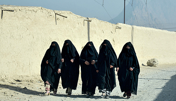 Afghánské �eny oble�ené do takzvané abáji se procházejí po ulicích Kandaháru....