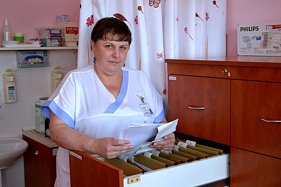 Veobecná sestra Markéta Haová z nemocnice Agel ve Valaském Meziíí pomáhá...