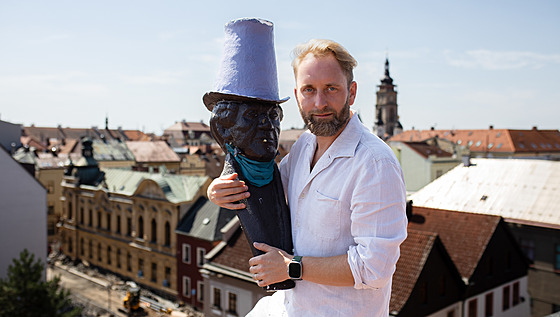 Re�isér Pavel Khek s kopií Preclíkovy busty V. K. Klicpery na st�e�e hradeckého...