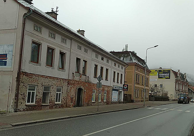 Oběšenec v okně zburcoval ulici. Policisté v bytě našli zavražděnou ženu