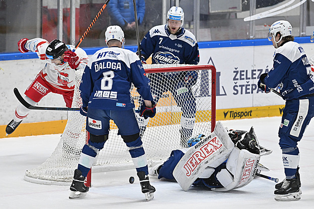 Jágr přišel o zuby, Kladno ale vítězí. Na Spartě padlo 12 gólů, Litvínov je první