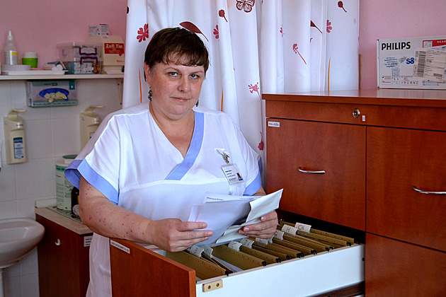 Veobecná sestra Markéta Haová z nemocnice Agel ve Valaském Meziíí pomáhá...