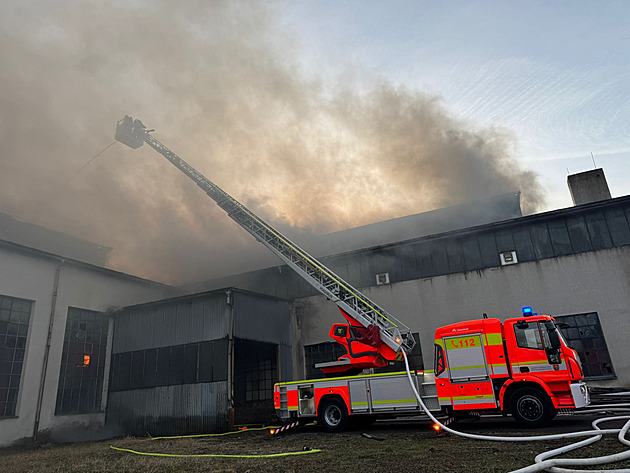 Hoří hala ve Frýdlantu nad Ostravicí, policie evakuovala přilehlé nákupní centrum