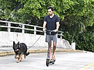 Model Joaquim Valente vyzrál na ven�ení svého chlupatého mazlí�ka. Jezdí na...