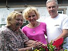 Here�ka Svatava Hube��kov� (vlevo) p�i oslav� sv�ch 90. narozenin.