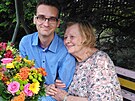 Here�ka Svatava Hube��kov� se synem sv� nete�e p�i oslav� 90. narozenin