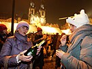 Lid� na Starom�stsk�m n�m�st� v Praze slav� konec roku. (31. prosince 2024)