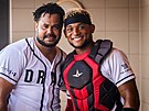 Dominik�nsk� baseballista Juan Jaime (vlevo) zanechal za dv� sezony v dresu...