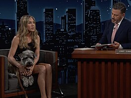 Here�ka Jennifer Anistonová si bere svého psa i na natá�ení a rozhovory do...