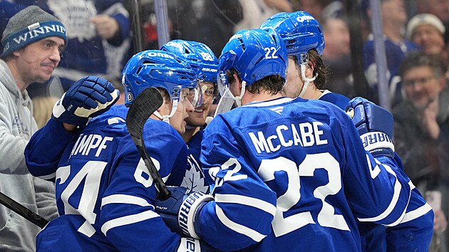 Hokejist� Toronta oslavuj� g�l v duelu s NY Islanders.