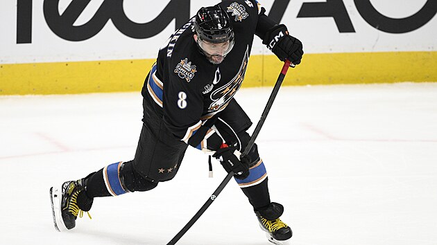 Alexandr Ove�kin z Washingtonu se nap�ahuje ke st�ele.