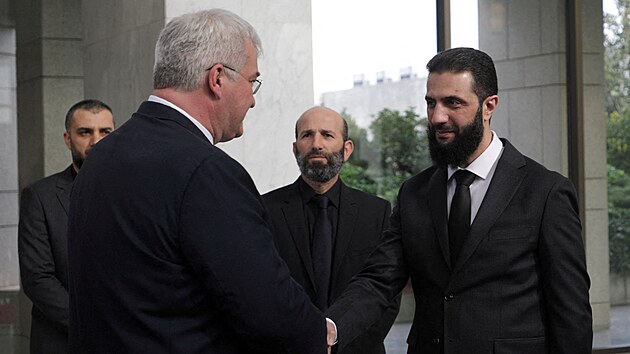 Sybiha jednal tak� s faktick�m vl�dcem S�rie �arou, kter�mu podle agentury Reuters �ekl, �e Kyjev po�le do S�rie v�ce potravinov� pomoci a �e v �ter� by m�la do zem� dorazit ukrajinsk� mouka. (30. prosince 2024)