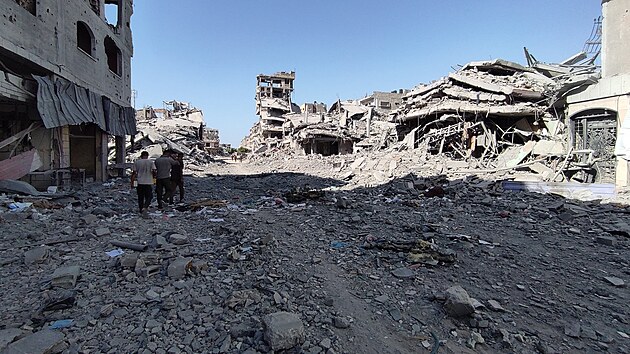 Palestinci si prohl�ej� trosky po izraelsk�m leteck�m �toku na nemocnici Kemal Advan v Bejt Lahii v P�smu Gazy. (29. prosince 2024)