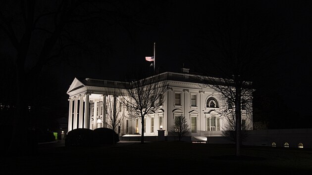 Americk� vlajka na B�l�m dom� vlaje na p�l �erdi. (29. prosince 2024)