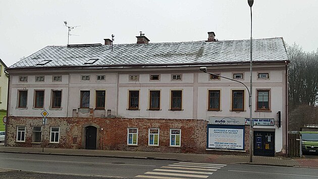 Dm v Trutnov, kde policie vyetuje vradu a pokus o sebevradu