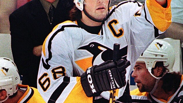 1998. Kapitn Pittsburgh Penguins Jaromr Jgr diriguje hru svch spoluhr pi utkn s New York Rangers. Za nm stoj tehdej trenr Kevin Constantine.