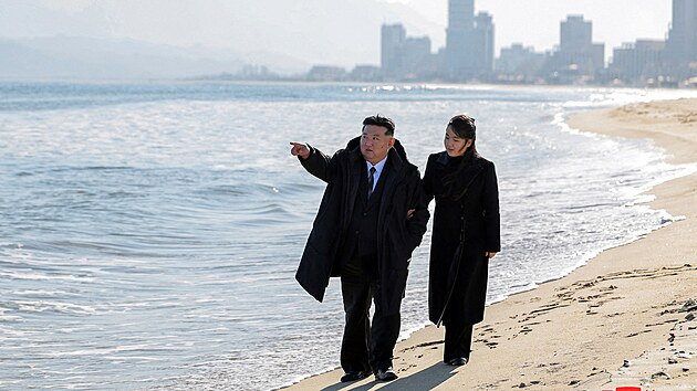 Severokorejsk� v�dce Kim �ong-un se svou dcerou Kim �u-ae nav�t�vil budovan� severokorejsk� pl�ov� letovisko Kalma u m�sta Wonsan. (30. prosince 2024)